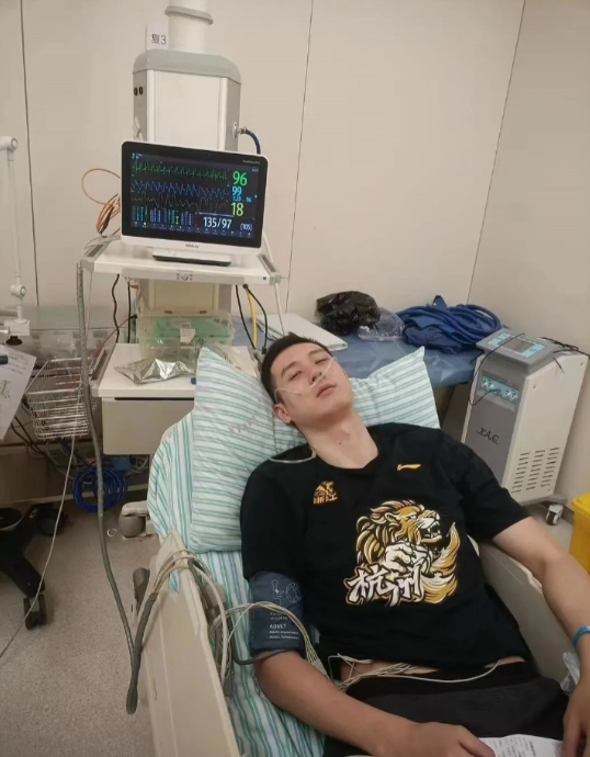 周琦停賽兩場和黃榮奇遭重罰引眾議